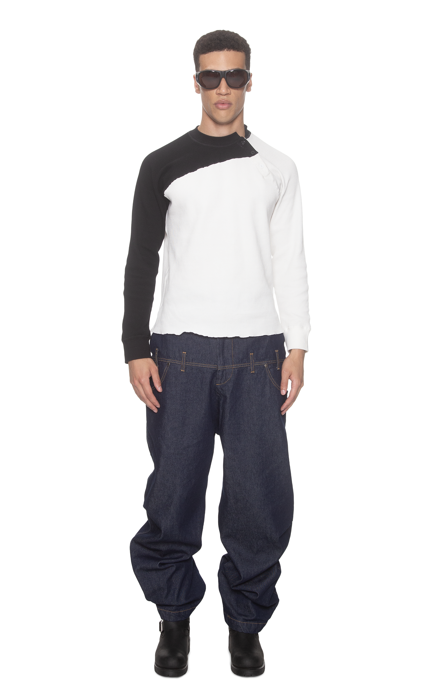 TWISTED HENLEY IN BLACK & WHITE