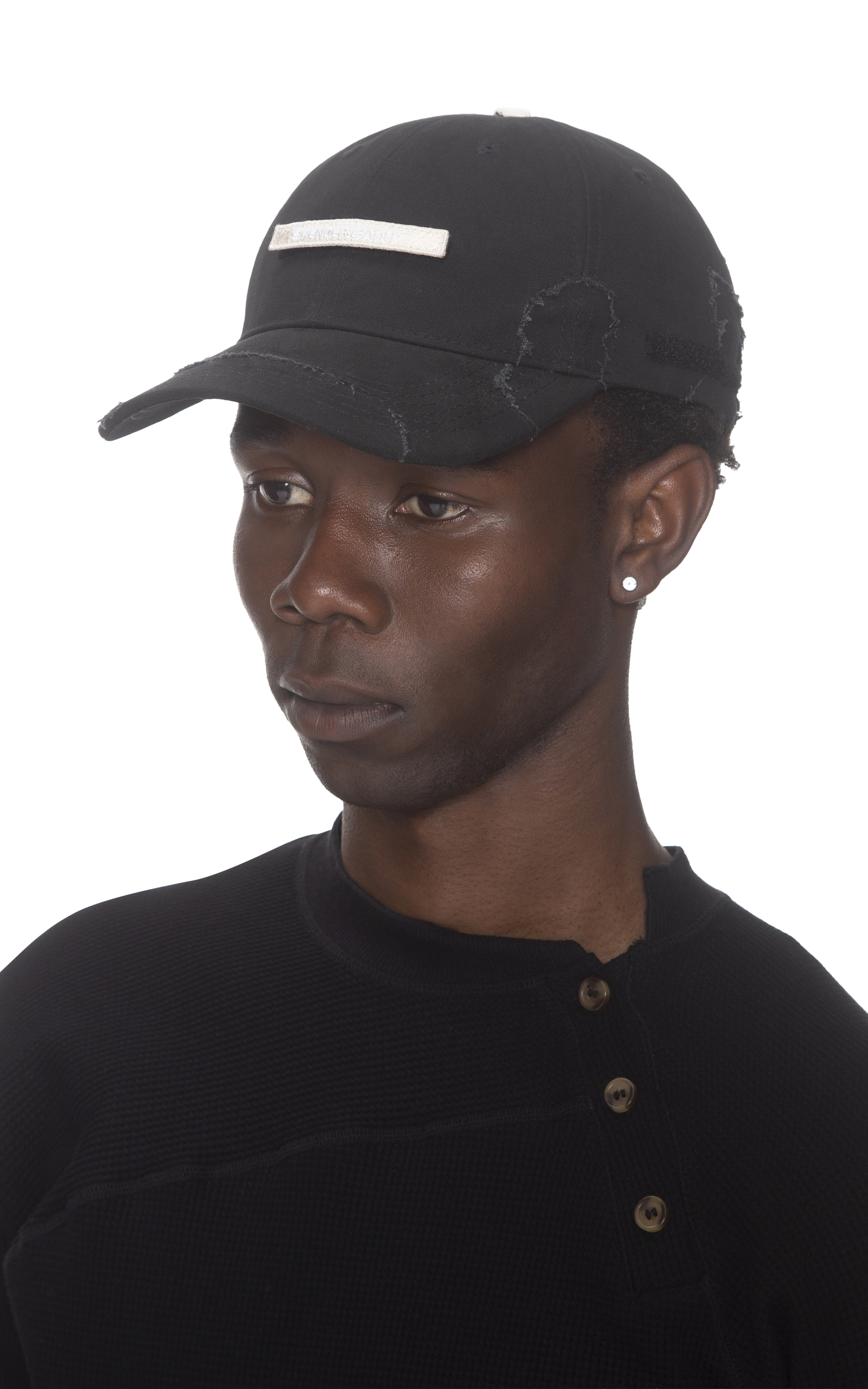 DISTRESSED CAP IN BLACK CAMO