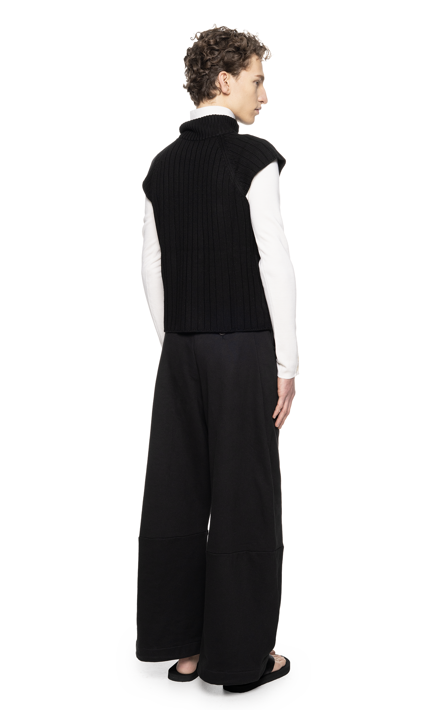 KNITTED RAGLAN VEST IN BLACK